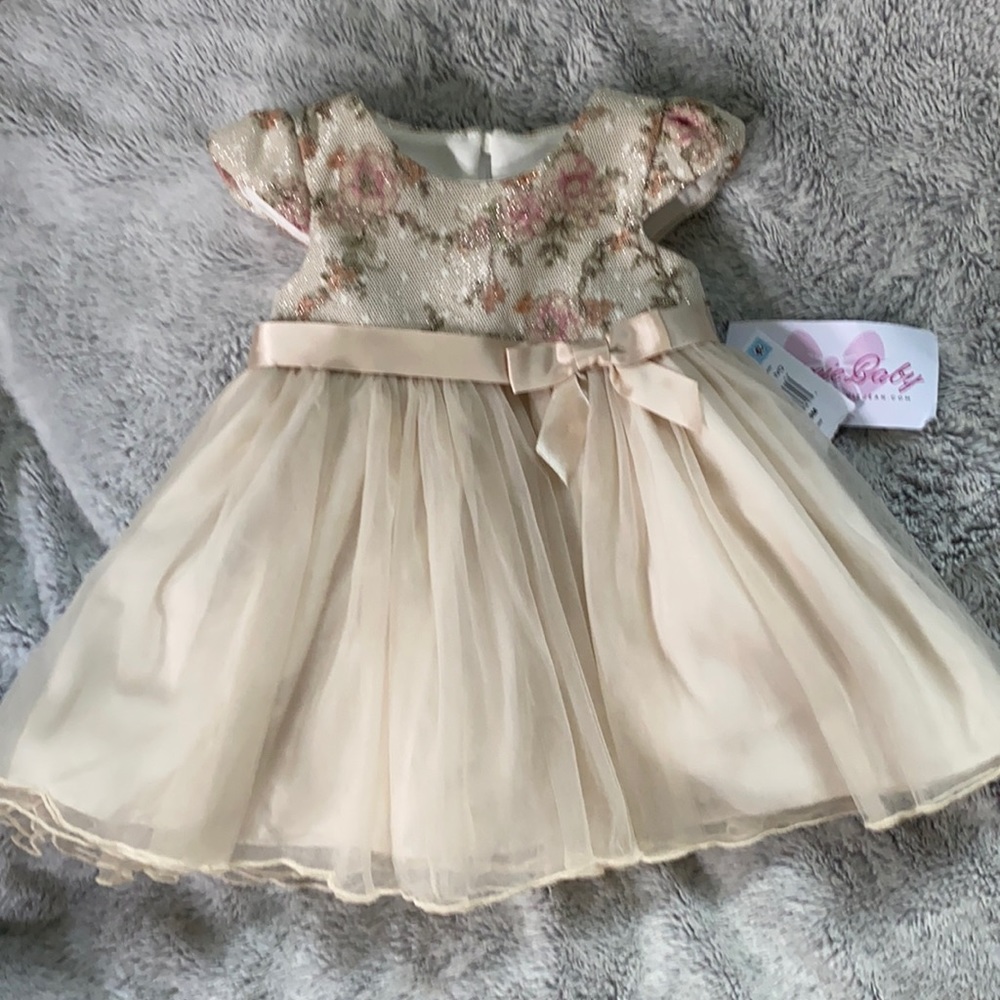Girls 6-9m dress. Brand new. Never worn.
